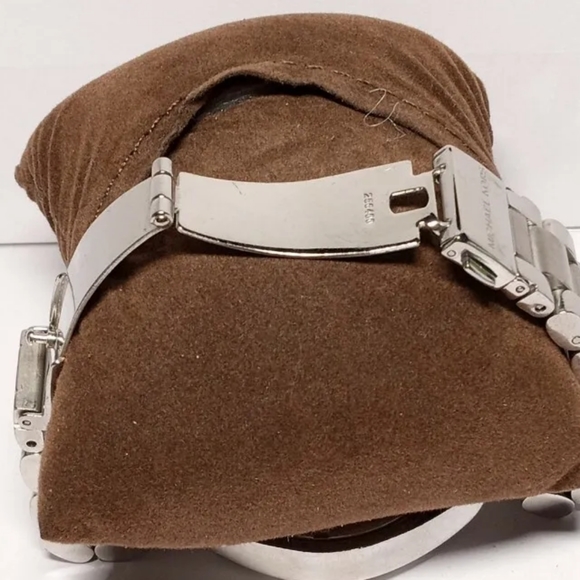 Michael Kors women's Silver Tone Chronograph w Date Oversized Quartz Watch. - Picture 6 of 8